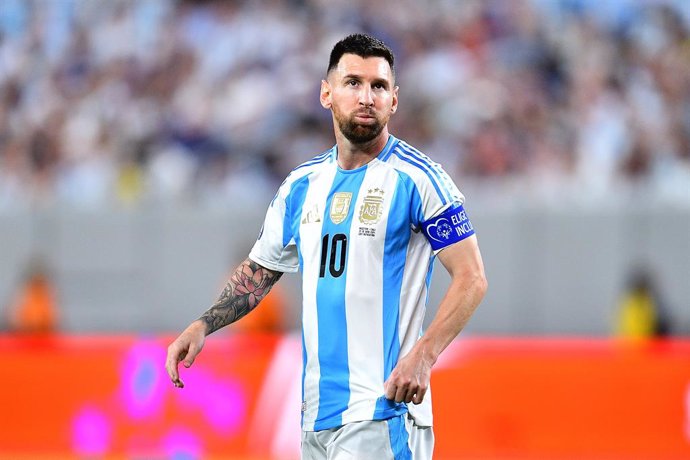 ** AFP OUT - IMAGO OUT - ESPN OUT ** Futbol, Chile vs Argentina. Fase de grupos, Copa America 2024. El jugador de Argentina Lionel Messi, juega el balon contra Chile durante el partido de Copa America por el grupo A disputado en el estadio MetLife