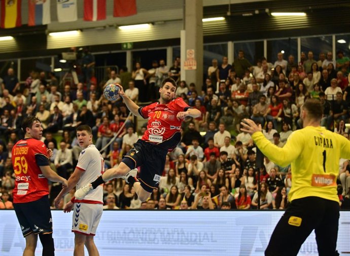 Archivo - Dani Fernández en el España-Serbia en el Lalín Arena