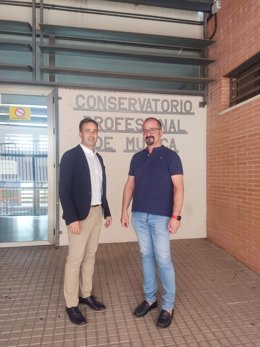 El delegado de Desarrollo Educativo y Formación Profesional, Carlos Soriano, y el director del conservatorio, José Carlos Mairena.