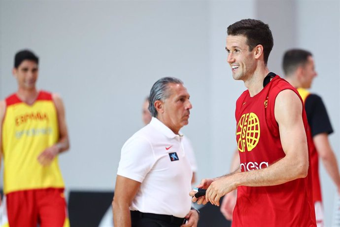 Archivo - Xabi López-Arostegui sonríe durante un entrenamiento de la selección española de baloncesto