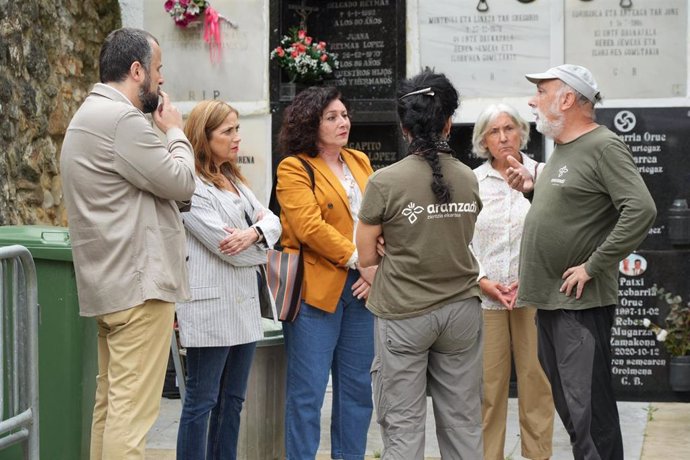 La consejera de Justicia y Derechos Humanos, Maria Jesús San José, en el cementerio de Amorebieta, donde se ha localizado a un gudari