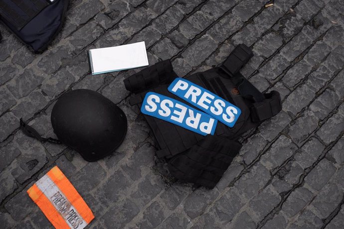 Archivo - Material de prensa en el suelo durante una concentración por la muerte de periodistas en la guerra de Israel y Palestina