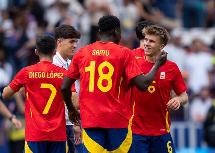 Samu Omorodion y Pablo Barrios celebran la victoria ante Uzbekistán.