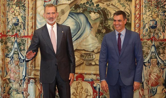 Archivo - El Rey Felipe VI (i) y el presidente del Gobierno, Pedro Sánchez (d), en el Palacio de la Almudaina, en una foto de archivo.