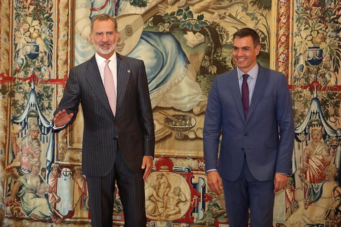 Archivo - El Rey Felipe VI (i) y el presidente del Gobierno, Pedro Sánchez (d), a su llegada a su reunión en el Palacio de la Almudaina, a 2 de agosto de 2022, en Palma de Mallorca, Mallorca, Islas Baleares (España). El despacho de verano entre Sánchez  y