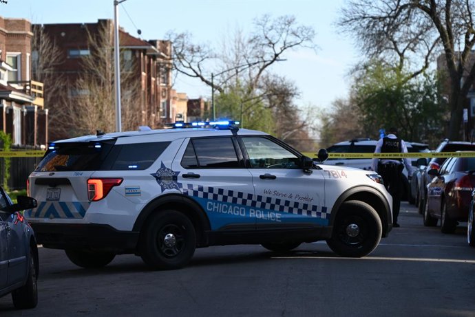 Archivo - April 13, 2024, Chicago, Illinois, United States: Police block off roads where the shooting took place. Chicago police officers discovered a 22-year-old male victim lying on the street with multiple gunshot wounds to his body in the 7700 block o