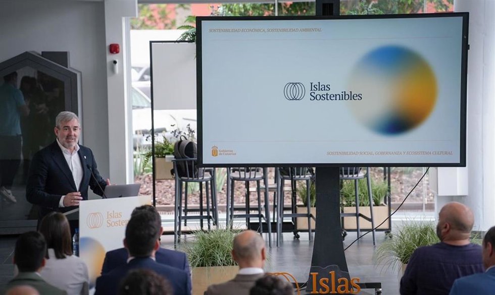 El presidente del Gobierno de Canarias, Fernando Clavijo, presentando los proyectos de la Agenda Canaria 2030 que el Ejecutivo impulsará en los presupuestos de 2025 en línea con los Objetivos de Desarrollo Sostenible (ODS).