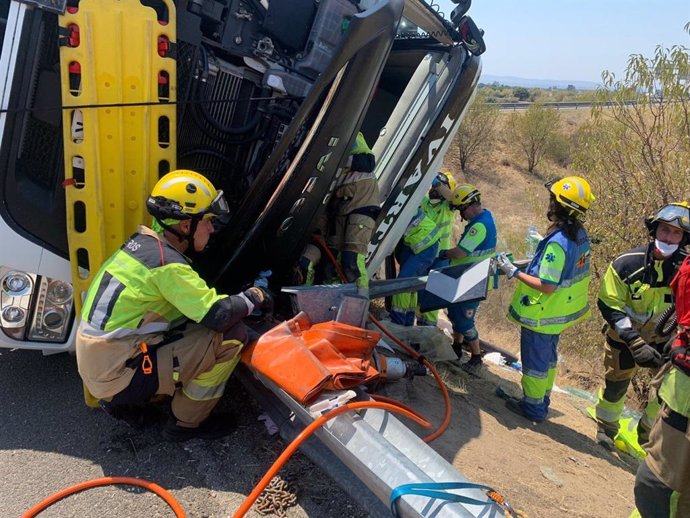 Bomberos del SEPEI de Cáceres trabajan en la excarcelación del conductor del camión que había quedado atrapado