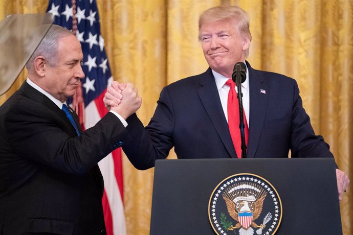 Archivo - FILED - 28 January 2020, US, Washington: Israeli Prime Minister Benjamin Netanyahu and US President Donald Trump hold hands at the end of a joint press conference to announce the US' Middle East peace plan proposal in the White House. Photo: She