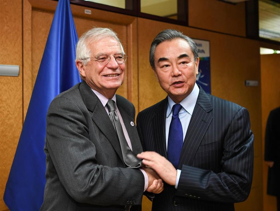 Archivo - El Alto Representante de la Unión Europea para Política Exterior, Josep Borrell, con el ministro de Exteriores de China, Wang Yi