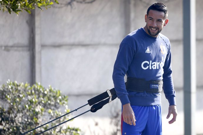 Futbol, entrenamiento de Universidad de Chile. El seleccionado chileno Mauricio Isla entrena junto a Universidad de Chile en el CDA de Santiago, Chile. 21/07/2016 Andres Pina/Photosport********  Football, Universidad de Chile's training session. Chilean