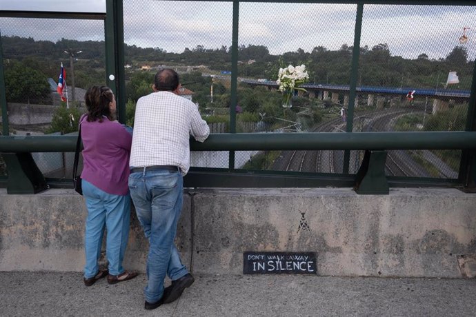 Archivo - Varias personas en el lugar del descarrilamiento del Alvia durante un homenaje en el barrio de Angrois, a 24 de julio de 2023, en Santiago de Compostela, A Coruña, Galicia (España). Víctimas del accidente del tren Alvia ocurrido en el barrio com