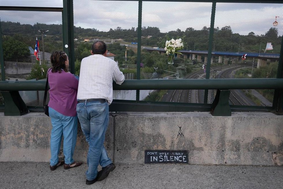 Archivo - Varias personas en el lugar del descarrilamiento del Alvia durante un homenaje en el barrio de Angrois, a 24 de julio de 2023, en Santiago de Compostela, A Coruña, Galicia (España). Víctimas del accidente del tren Alvia ocurrido en el barrio c