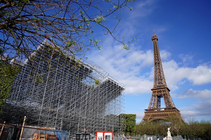 Archivo - 17 April 2024, France, Paris: Stands are constructed on the Champ-de-Mars, near the Eiffel Tower. The 2024 Olympic Games gets underway in 100 days' time in the French capital. The Games will start on 26 July 2023 with the first opening ceremony 