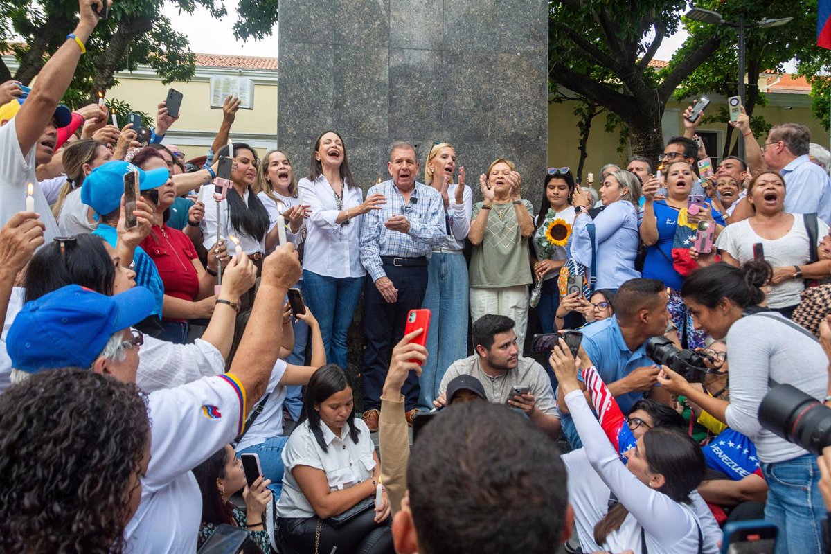 Plane bound for Venezuela with several former Latin American presidents on board detained in Panama