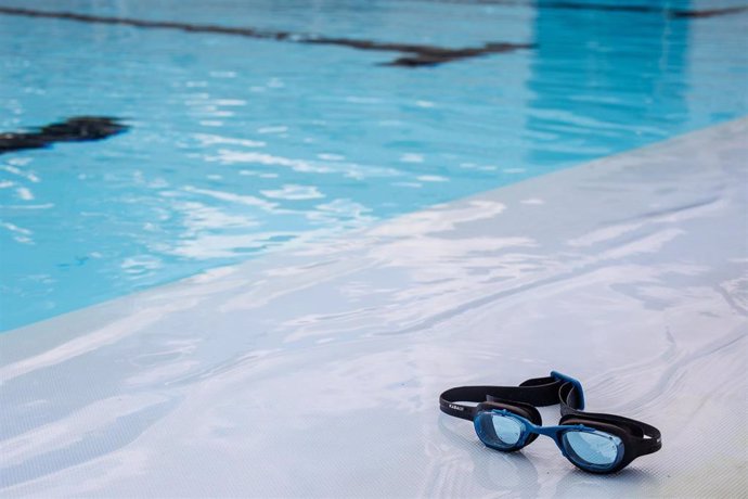 Archivo - Una gafas de bucear en una piscina