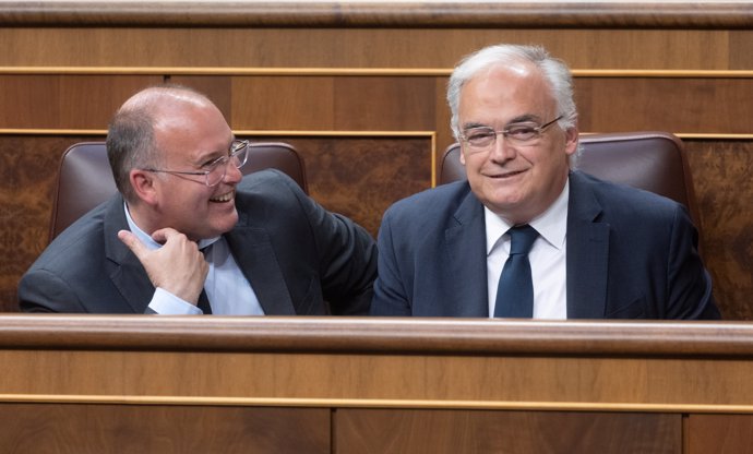 El portavoz del PP en el Congreso, Miguel Tellado (i), y el director de campaña para las elecciones europeas del 9J y vicesecretario Institucional del PP, Esteban González Pons (d), durante una sesión plenaria, en el Congreso de los Diputados, a 28 de 