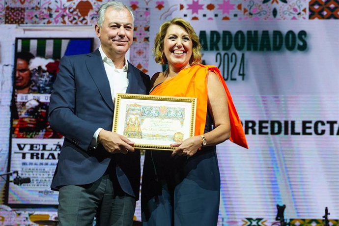 Sanz entrega a Susana Díaz  la distinción de Hija Predilecta de Triana