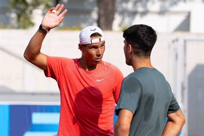 Rafa Nadal y Carlos Alcaraz hablan durante un entrenamiento para los Juegos Olímpicos de París