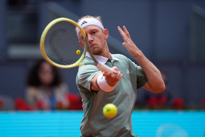 Archivo - Alejandro Davidovich Fokina of Spain in action against Andrey Rublev of Russia during the Mutua Madrid Open 2024, ATP Masters 1000 and WTA 1000, tournament celebrated at Caja Magica on April 28, 2024 in Madrid, Spain.