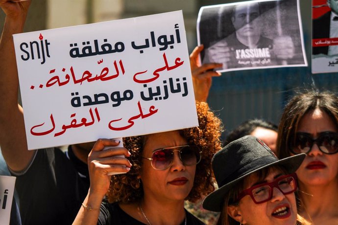 Archivo - May 27, 2024: Tunis, Tunisia. 27 May 2024. Tunisian journalists hold a protest outside the National Syndicate of Tunisian Journalists (SNJT) headquarters in Tunis, Tunisia. Protesters called for the right to a free and independent press in the c