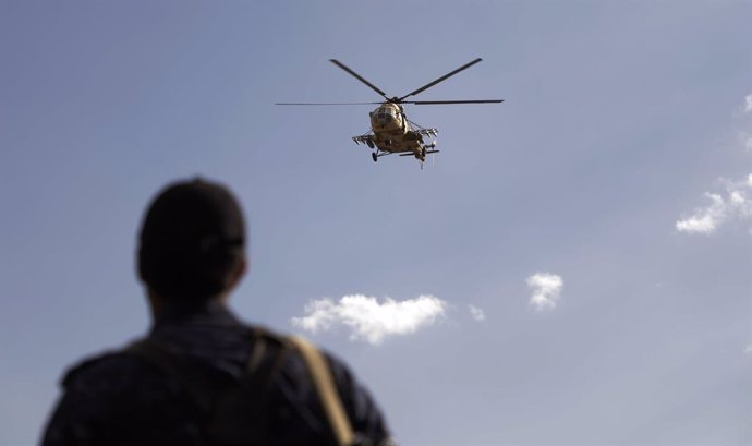 Archivo - January 5, 2024, SANAA, Sanaa, Yemen: January 05, 2024, Sanaa, Yemen: A helicopter flies, as Houthi supporters rally to commemorate ten Houthi fighters killed by the U.S. Navy in the Red Sea,amid the ongoing conflict between Israel and the Pales