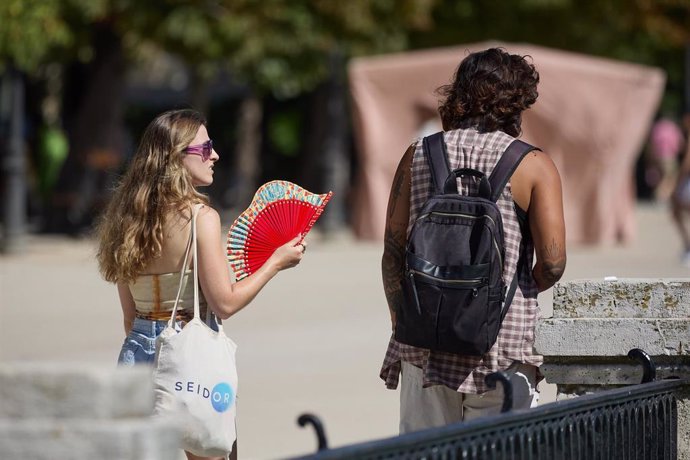 Una mujer con un abanico 