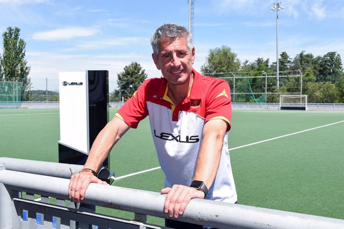 El entrenador de la Selección Absoluta Femenina de Hockey Hierba, Carlos García Cuenca, posa durante un entrenamiento de la Selección Femenina de Hockey para los JJOO de París, en el Consejo Superior de Deportes - CAR Madrid, a 9 de julio de 2024, en Madr