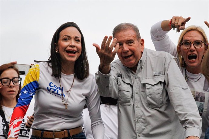 Los opositores María Corina Machado y Edmundo González.