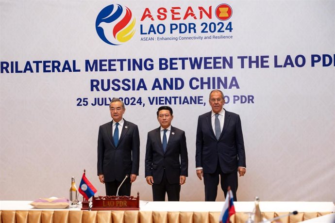 Los ministros de Exteriores de China, Rusia y Laos -- Wang Yi, Sergei Lavrov y Saleumxay Kommasith -- en el foro de la ASEAN, julio de 2024