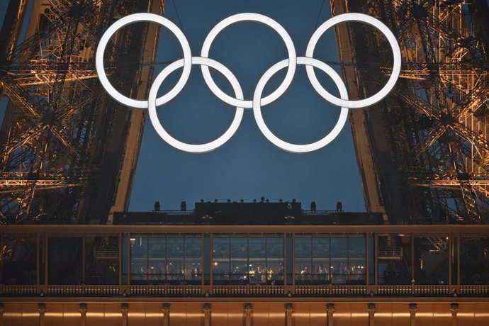 26 July 2024, France, Paris: A view of the Olympic rings on the Eiffel Tower during the opening ceremony of the Paris 2024 Olympic Games. Photo: Joel Marklund/bildbyrn-Pool/dpa