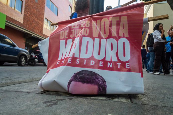 Cartel electoral del presidente de Venezuela, Nicolás Maduro, caido en el suelo de la capital, Caracas