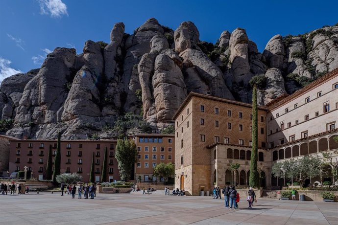 Archivo - Varias personas en el monasterio de Montserrat.