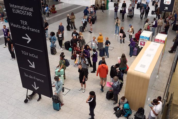 Pasajeros durante el sabotaje de las líneas del TGV en Francia 