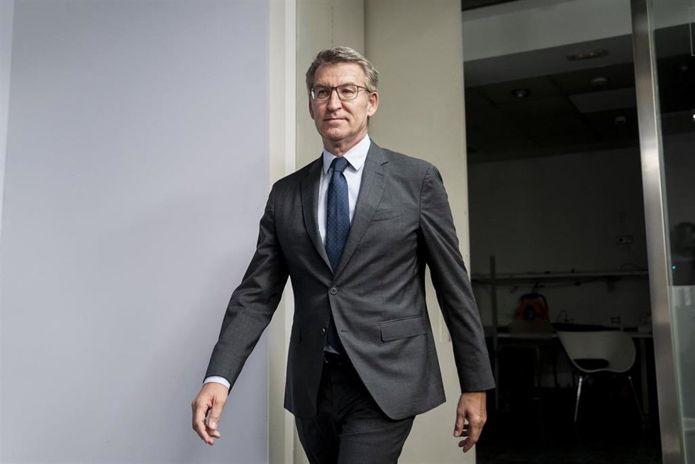 El presidente del Partido Popular, Alberto Núñez Feijóo, ofrece una rueda de prensa, en la sede del PP, a 12 de julio de 2024, en Madrid (España). Ayer, 11 de julio, el líder de VOX, Santiago Abascal, anunció la decisión de que dimitirán de sus cargos l