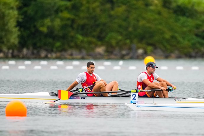 Aleix García y Rodrigo Conde durante su serie de doble scull en Paris 2024