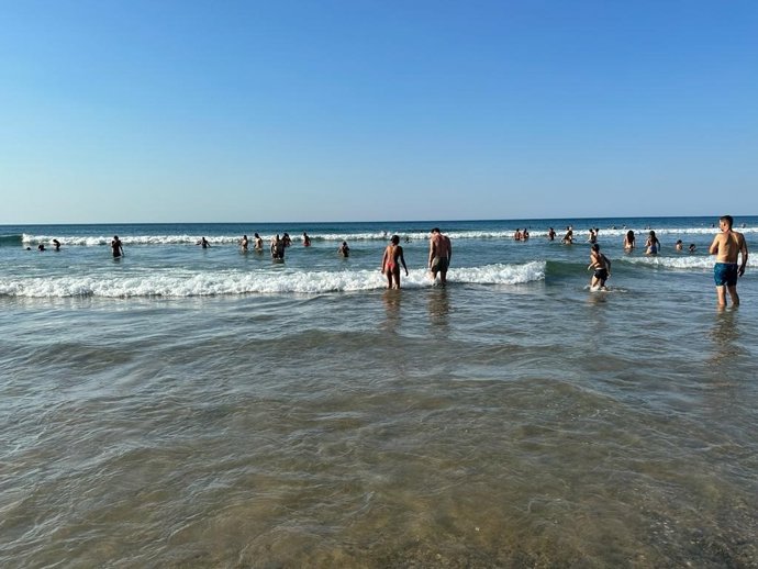 Archivo - Bañistas en la playa de Bakio (Bizkaia)