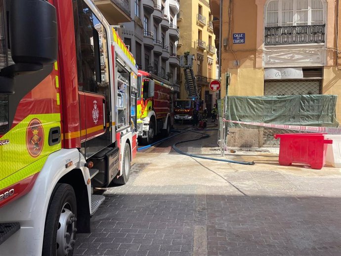 Un incendio obliga a desalojar un edificio en el distrito de Ciutat Vella