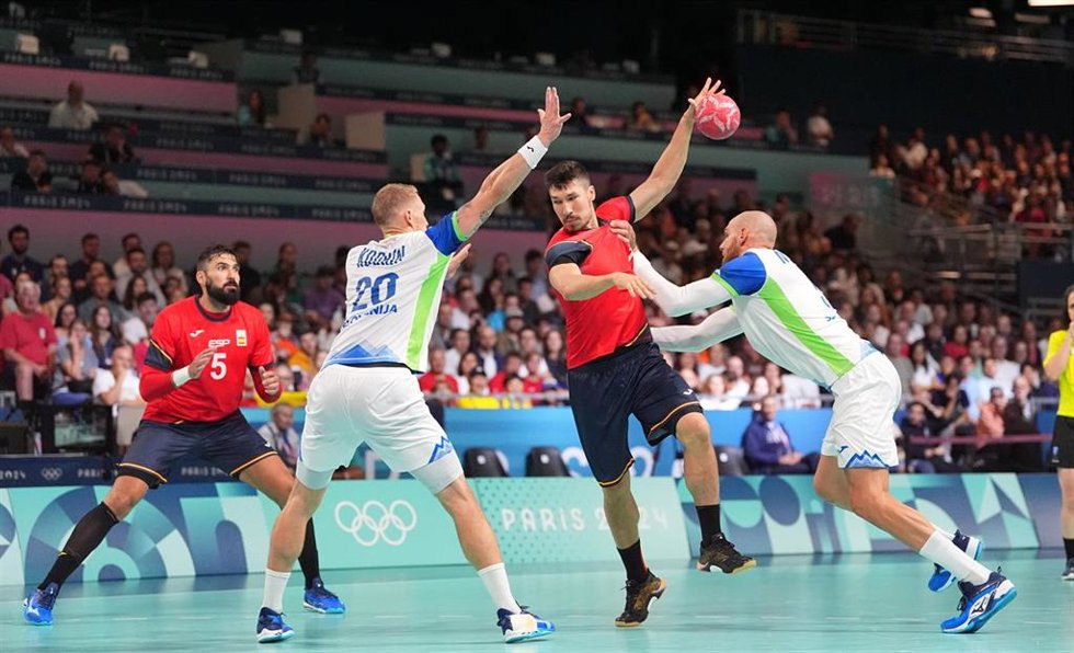 Alex Dujshebaev en una acción en el partido ante Eslovenia.