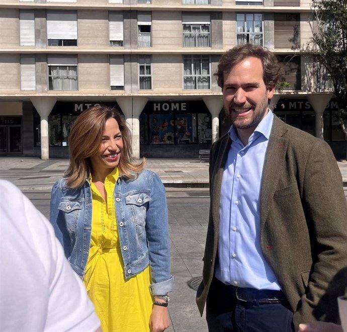 Archivo - El eurodiputado del PP en el Parlamento Europeo, Borja Giménez Larraz, junto a la alcaldesa de Zaragoza, Natalia Chueca, en la capital aragonesa.