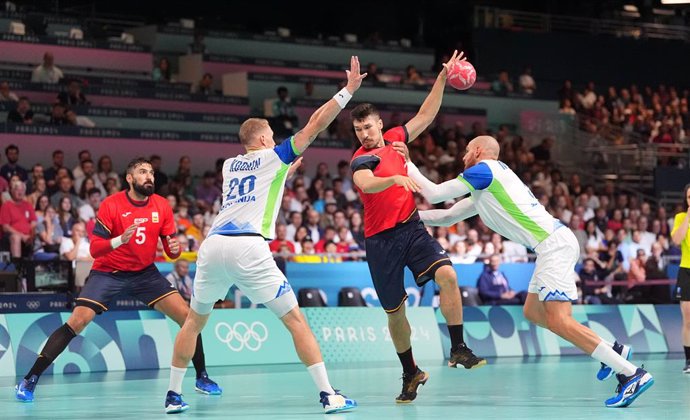 27 July 2024, France, Paris: Spain's Alex Dujshebaev shoots on goal during the Men's Preliminary Round Group A handball match between Spain and Slovenia at the Paris South Arena. Photo: Ulrik Pedersen/CSM via ZUMA Press Wire/dpa