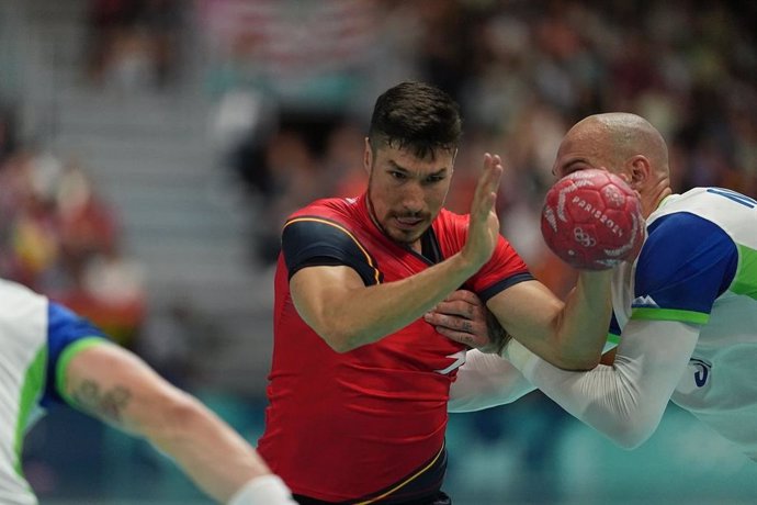 Alex Dujshebaev con la selección española masculina de balonmano ante Eslovenia en los Juegos Olímpicos de París