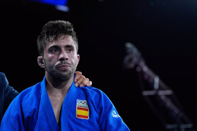 El judoca español Fran Garrigós con su medalla de bronce en los Juegos Olímpicos de París