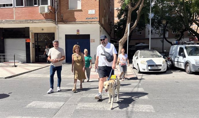 La viceportavoz municipal socialista, Begoña Medina y el concejala del PSOE Jorge Quero junto con vecinos