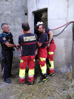 Rescatado un hombre de 89 años que había quedado atrapado entre una pared y varios fardos de silo en Laredo