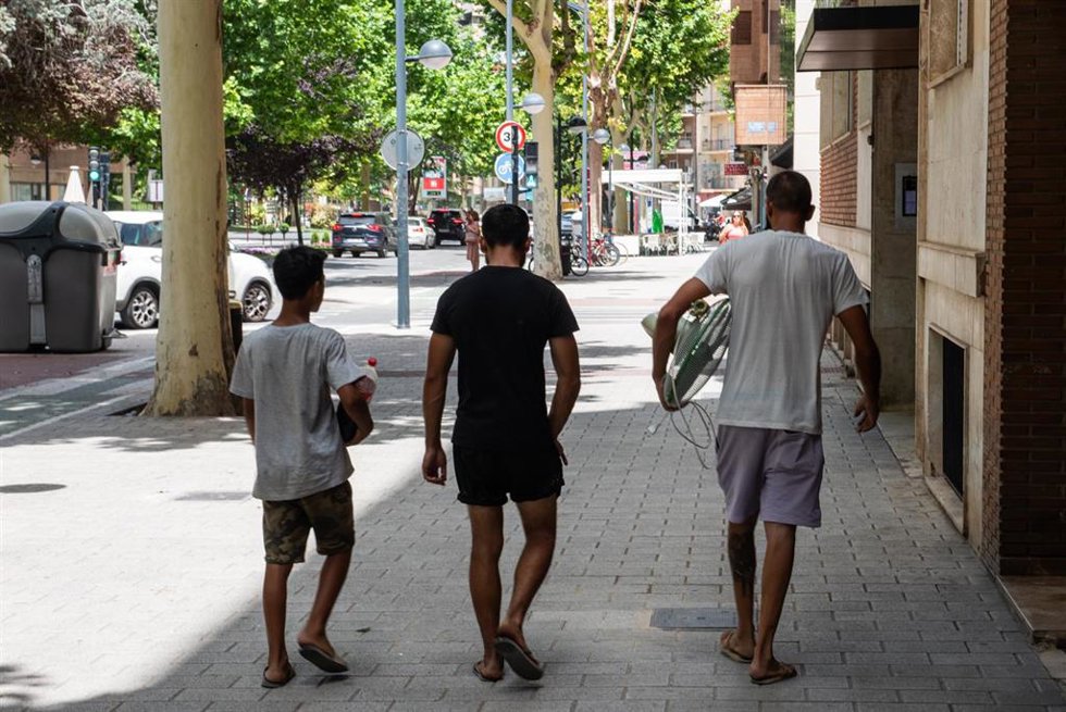 Archivo - Tres jóvenes caminan por la Avenida de España mientras uno de ellos porta un ventilador eléctrico, a 11 de julio de 2023, en Albacete, Castilla-La Mancha (España).