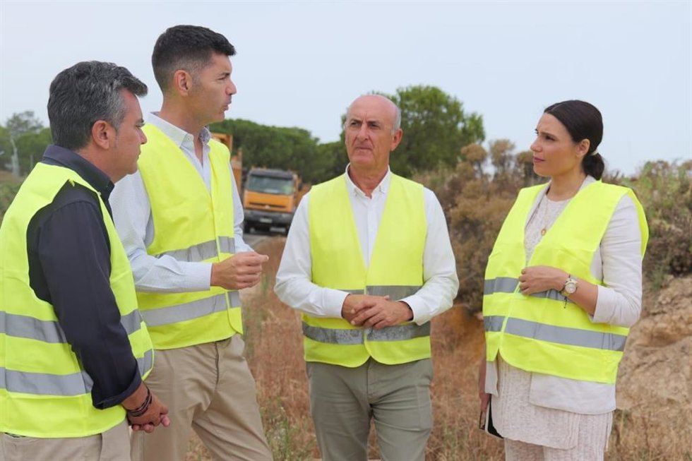 Visita del vicepresidente provincial de Infraestructuras, Manolo Cayuela, a las obras en la carretera de Villablanca.