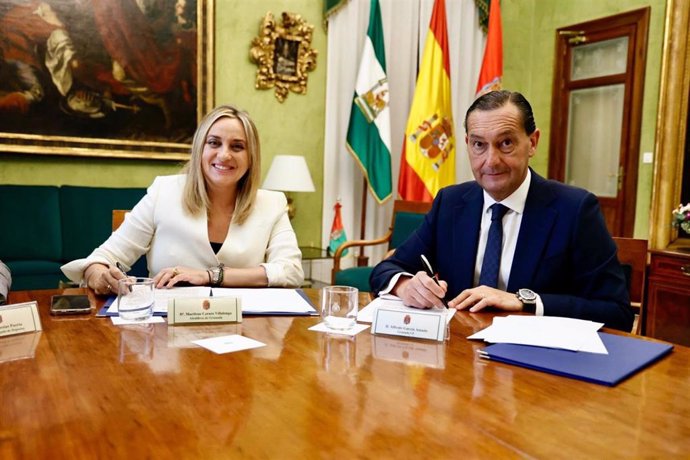 Marifran Carazo y Alfredo García firman la renovación que regula el uso de Los Cármenes.