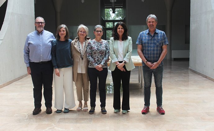 José Antonio Zudaire Escobar (concejal), Raquel González Eransus (Centro Lenaerts), Ana Aliende Urtasun (Centro Lenaerts), Ana Ansa Ascunce (ponente del curso de verano), Begoña Pérez Eransus (vicerrectora) y Juan Antonio Urra Caro (alcalde).