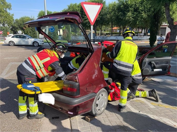 Los Bomberos de la Diputación de Valladolid intervienen a causa de un accidente de tráfico producido por la colisión entre dos turismos